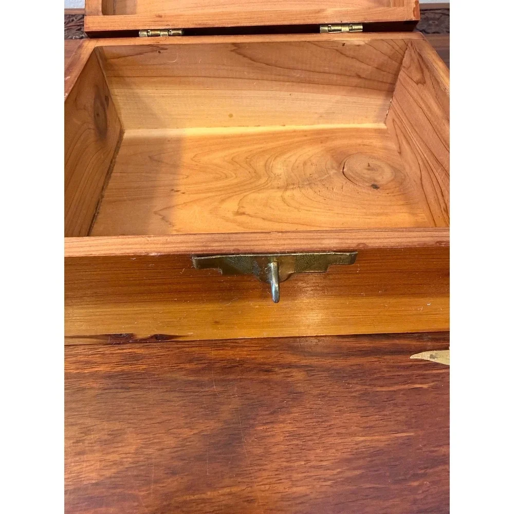 Vintage Cedar Keepsake Box with Floral Transfer Lid‎